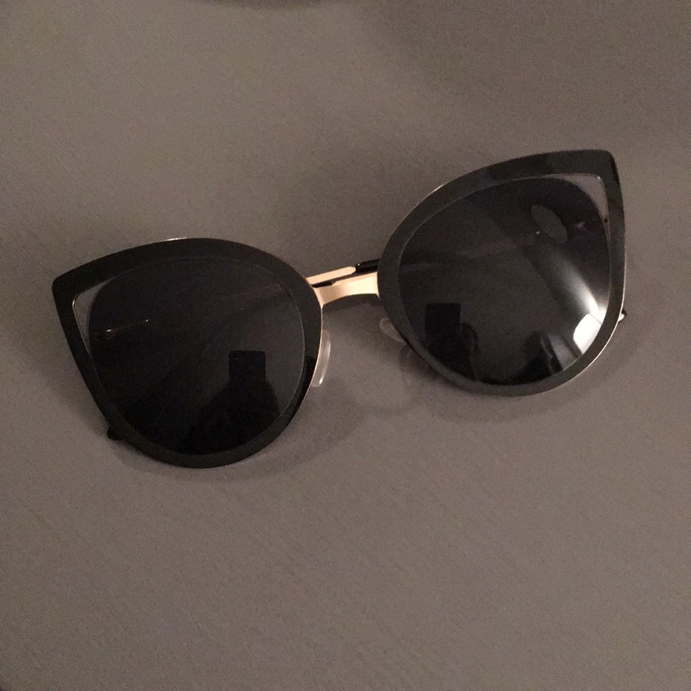 Black cat eye sunglasses 😎